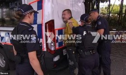 新闻爆料袭警视频播放,惊现袭警现场！视频曝光警民冲突瞬间